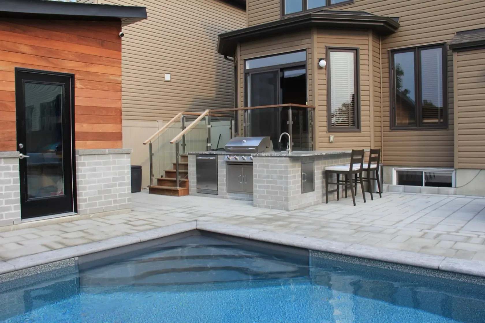 Built-in outdoor kitchen and dining area
